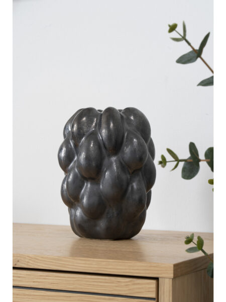 Vase i sort keramik