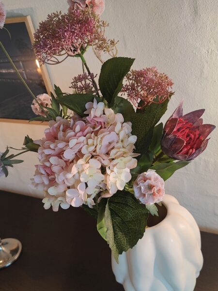 Tæt bundet buket i rosa